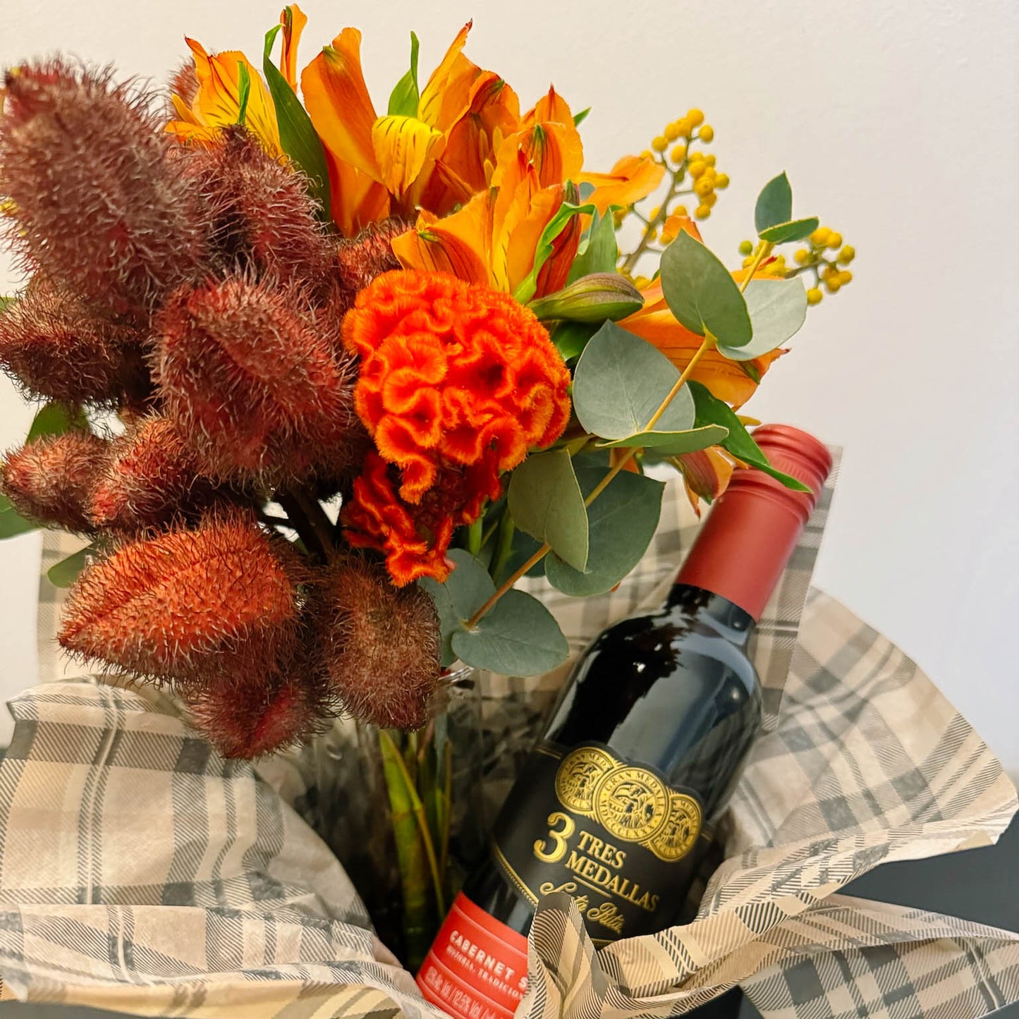 Arranjo Urucum + Vinho Tinto